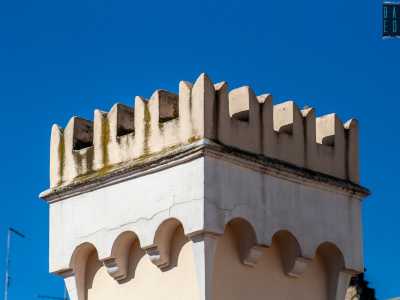 E a coronare questo gioiello ritroviamo ancora quelle raffinate merlature che da pi� di un secolo rendono il Palazzo De Cillis unico e sorprendente